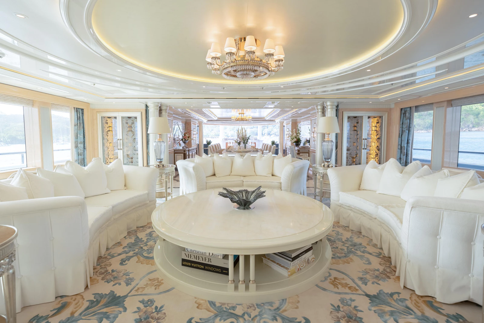 08 - PLVS VLTRA_Main Salon-1bzXnaor