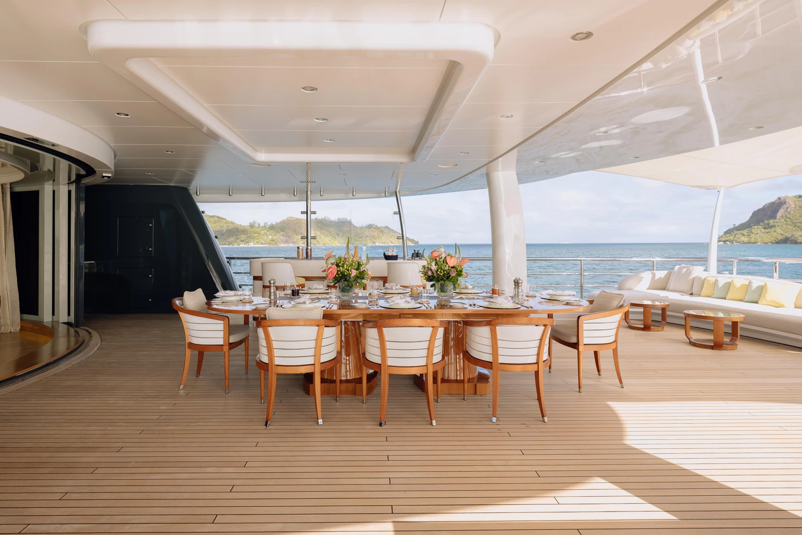 18 - PLVS VLTRA_Owner's Deck Aft-WaukRllu