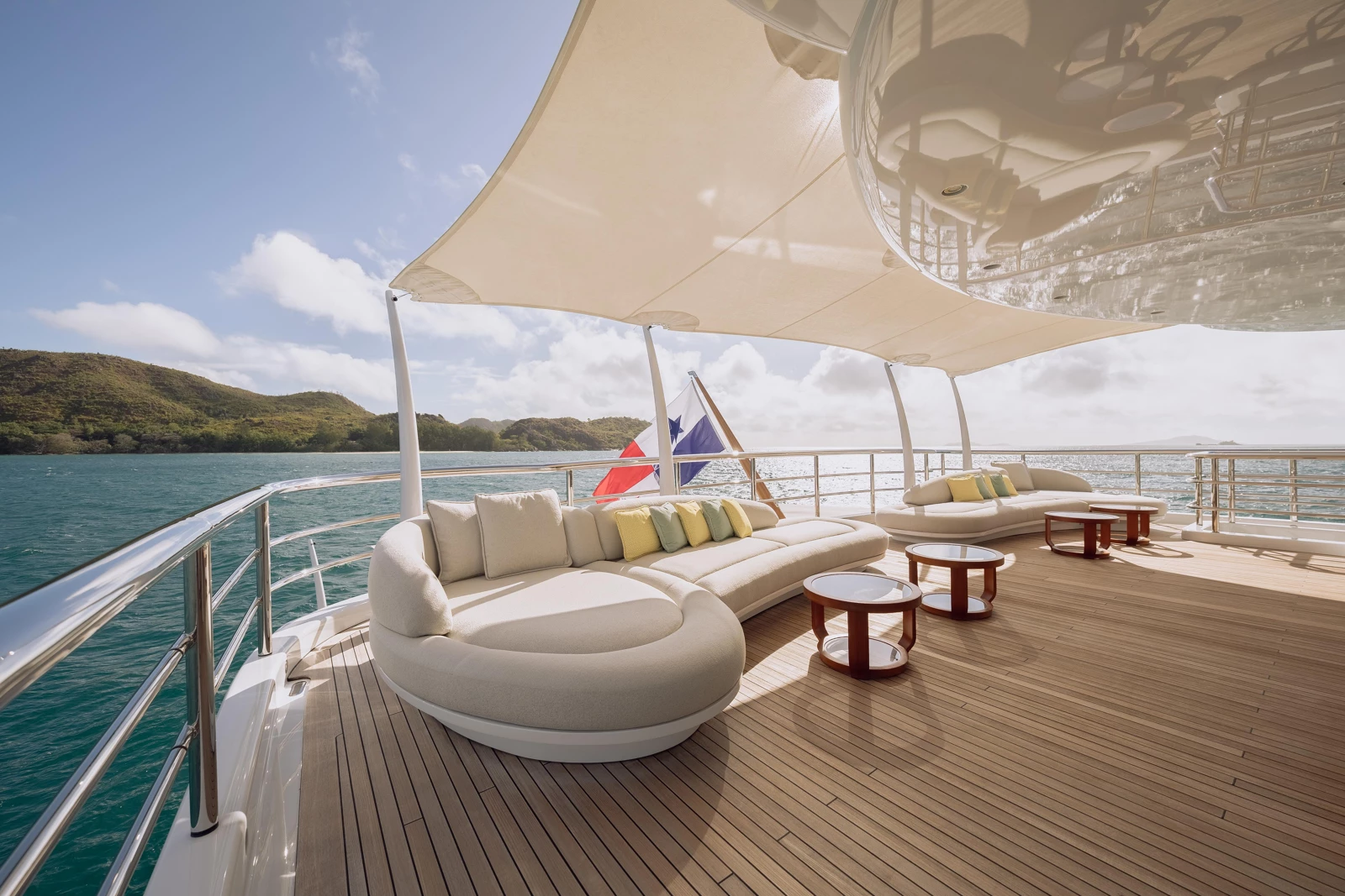 20 - PLVS VLTRA_Owner's Deck Aft-mARM6Kzv