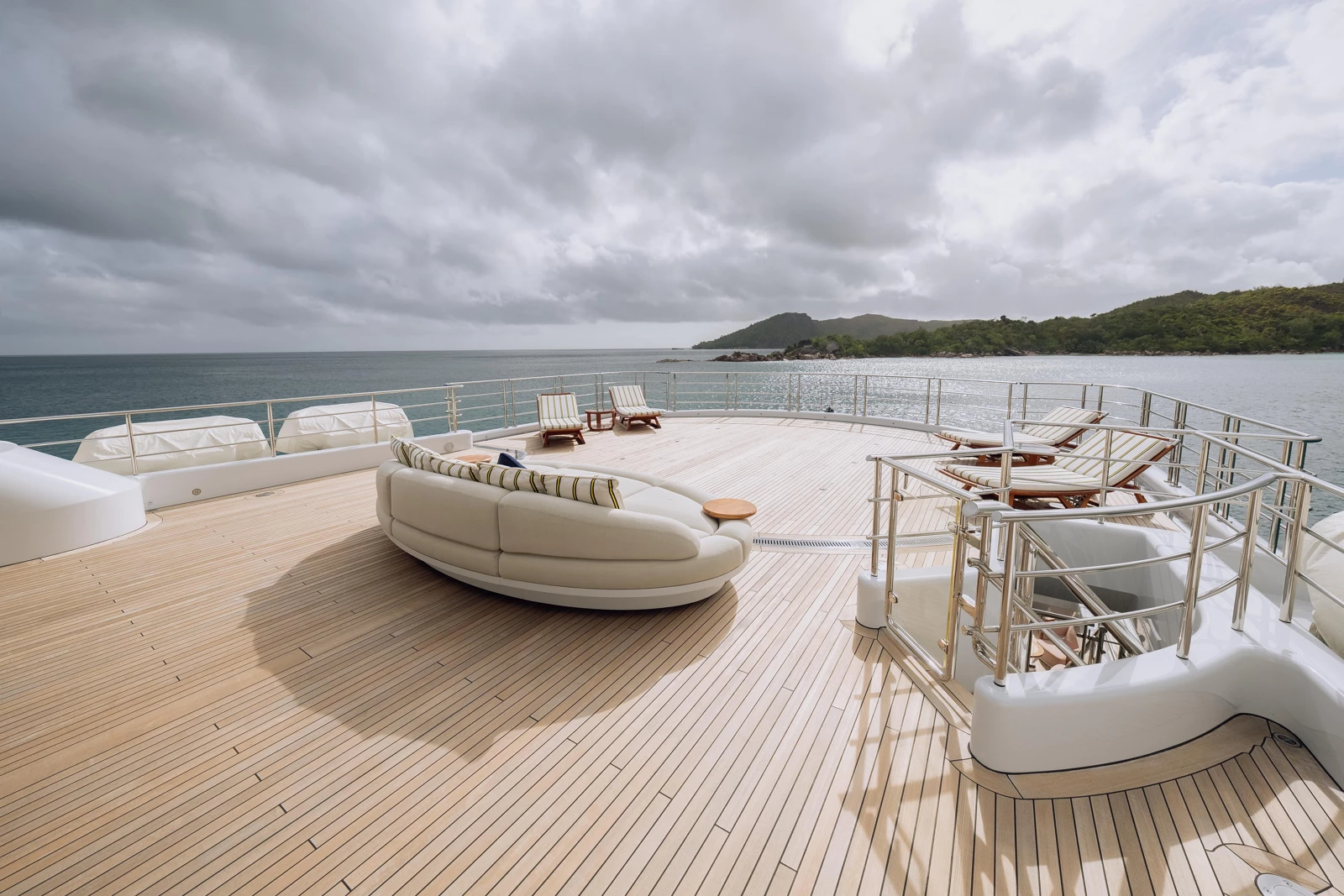 36 - PLVS VLTRA_Bridge Deck Aft-uUlO9BNt