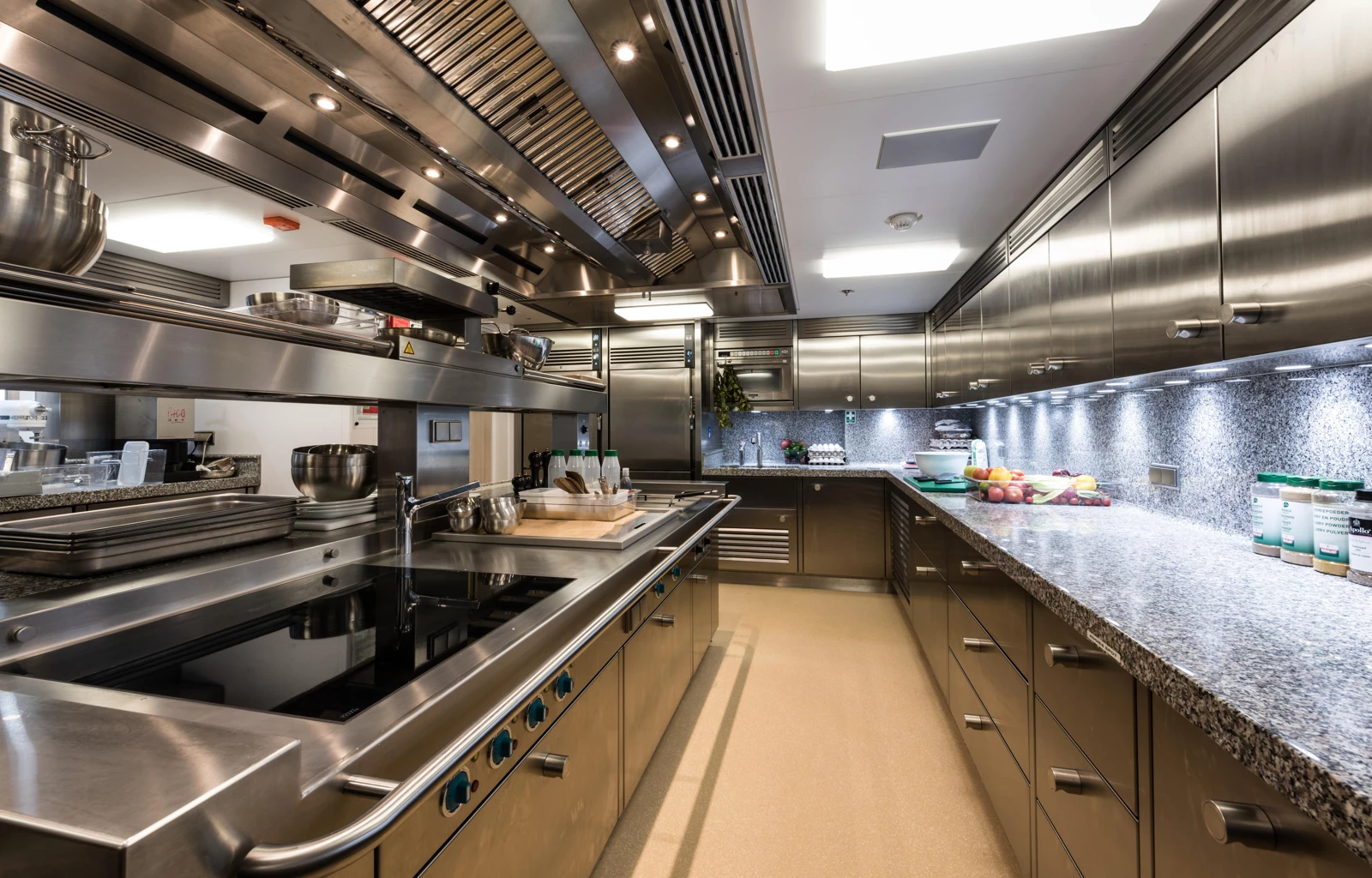 46 - PLVS VLTRA_Galley_2016_10_14_M-Y_Plvs_Vltra-5242_HR-FuwPlIrb