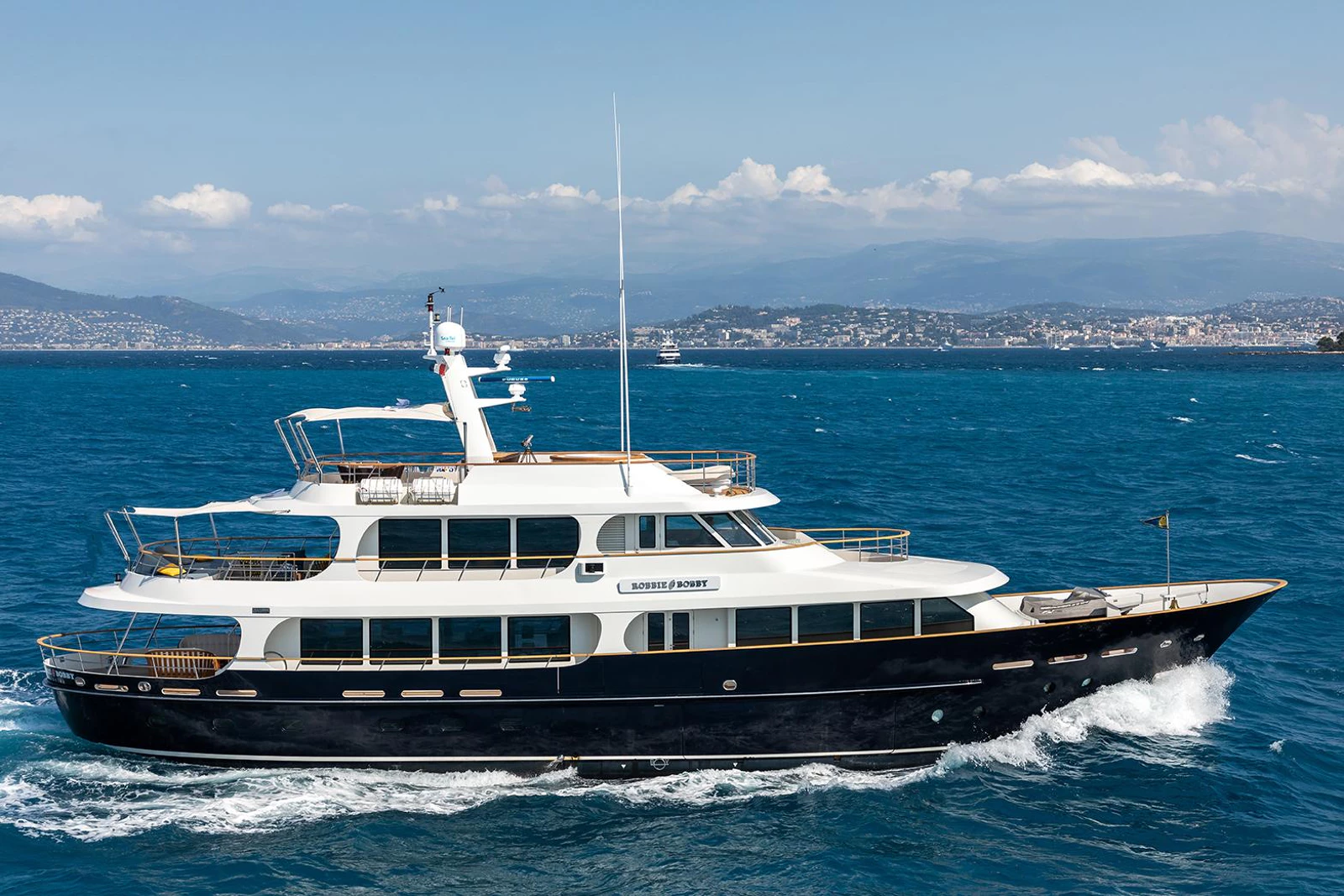 ROBBIE+BOBBY_01_Profile_ROBBIE+BOBBY__RB+no+flag_LR-xP1yfYE5